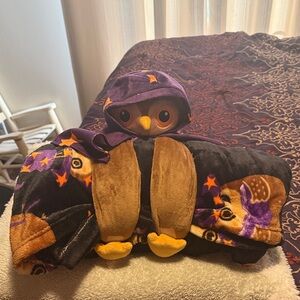 NWT. Warm & Cozy Throw and Huggable Owl Friend. Halloween or Harry Potter theme